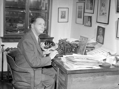  “Hello, Canada, and hockey fans from the United States and Newfoundland." Foster Hewitt in 1945. 